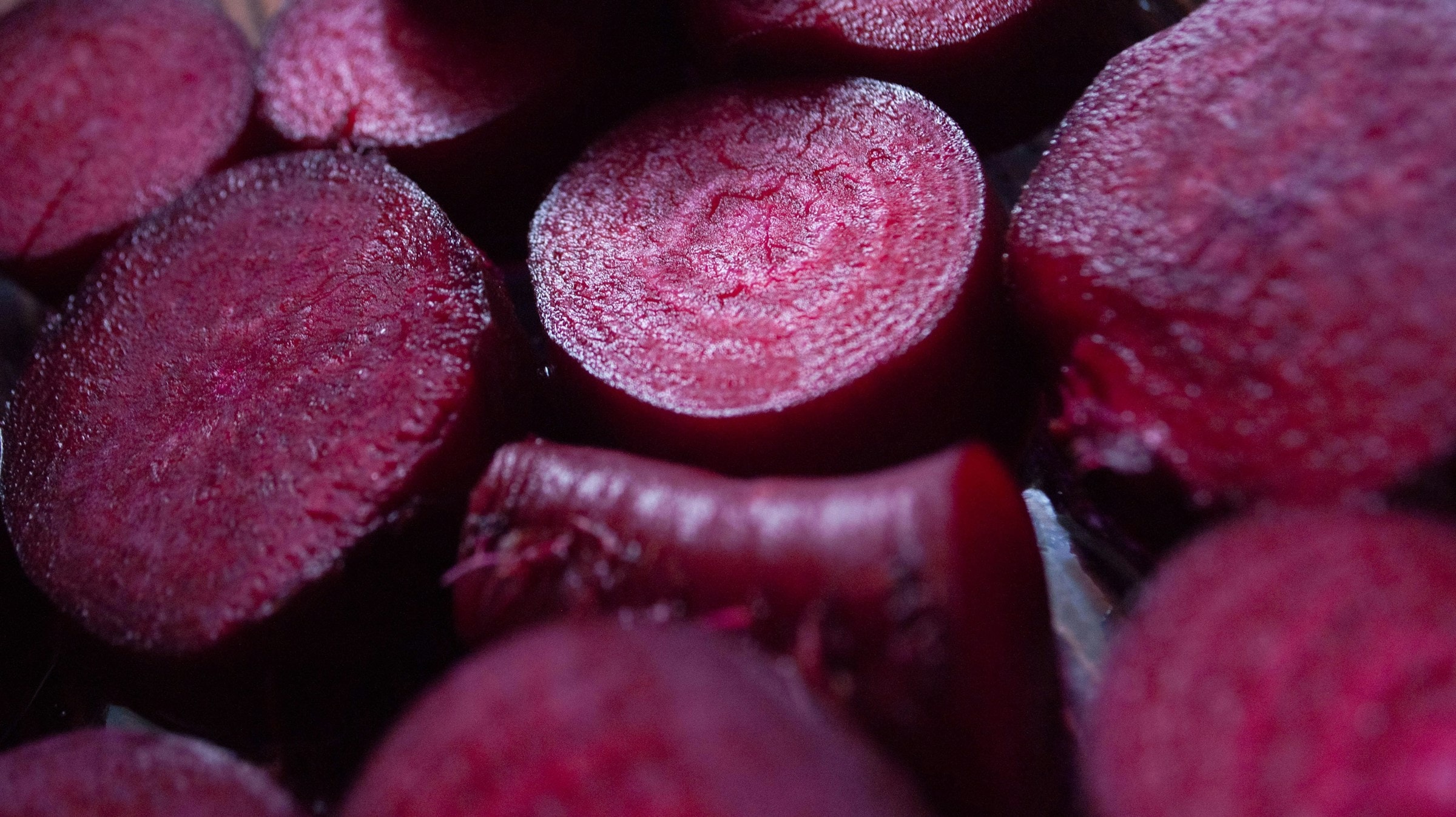 Organic beetroot powder — fresh halved beetroot showing deep burgundy rings